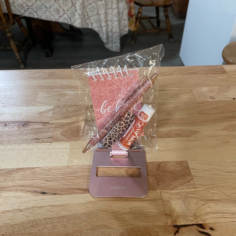 Pink Glitter Pen and Notebook Set - Picture 3 of 3